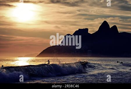 Wellen am Strand von Ipanema bei Sonnenuntergang – Rio de Janeiro, Brasilien Stockfoto