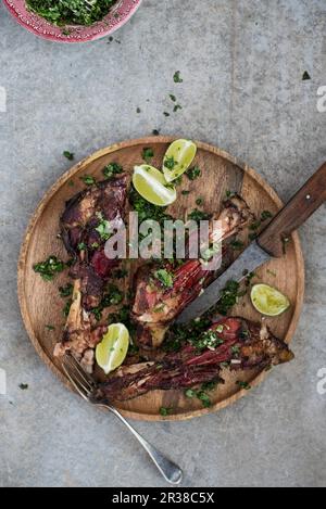 Gebratene Lammschäfte mit Erbsen, Minze und Limette Stockfoto