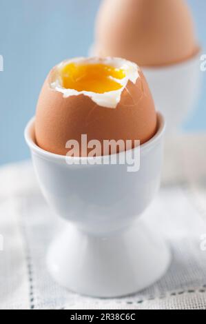 Ein weich gekochtes Ei in einem Eierbecher Stockfoto