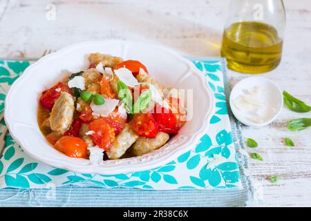 Auberginen-Gnocchi mit frischen Tomaten und Basilikum Stockfoto