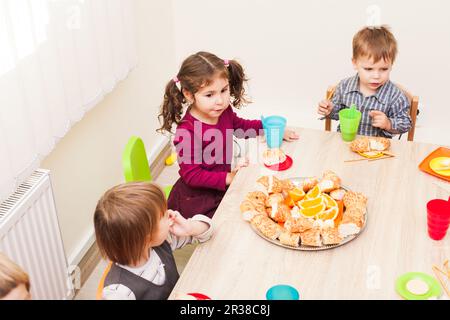 Mittagessen im Kindergarten Stockfoto