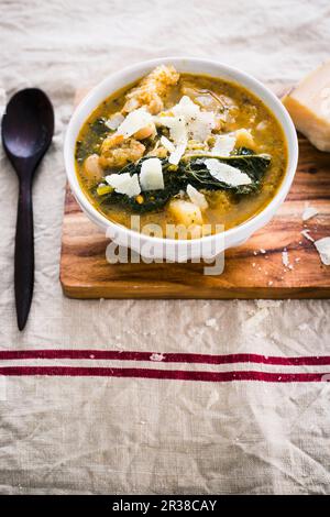 Zuppa con Cavolo nero, Pomodori e pan (Suppe aus toskanischem Grünkohl, Tomaten und Brot), Toskana, Italien Stockfoto