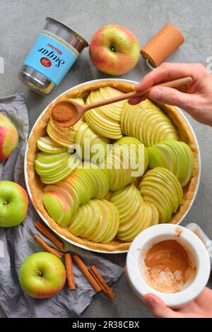 Torte mit Apfel Schritt für Schritt Stockfoto