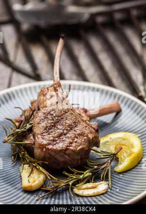 Gegrilltes Lamm mit Rosmarin, Zitrone und Knoblauch Stockfoto