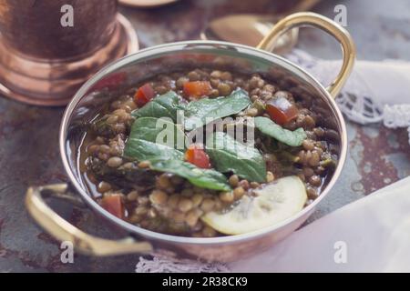 Linsenspinat-Curry in einer Kupferpfanne Stockfoto