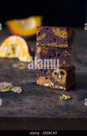 Schokoladen- und Kürbis-Marmorkuchen Stockfoto