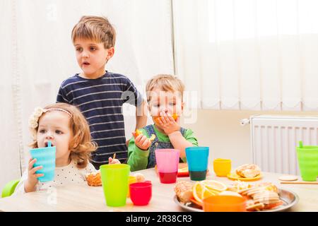 Mittagessen im Kindergarten Stockfoto