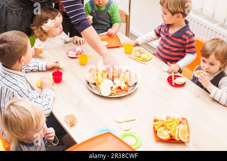 Mittagessen im Kindergarten Stockfoto