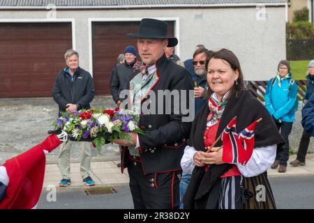 Norwegischer Tag wird im Shetland-Dorf Scalloway am Shetland Bus-Denkmal im Dorf auf der Westseite der Inseln gefeiert. Stockfoto