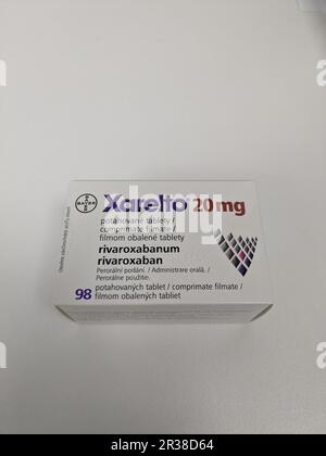 Prag, Tschechische Republik-5. Mai 2024: XARELTO Box von BAYER mit RIVAROXABAN Wirkstoff zur Vorbeugung und Behandlung von Blutgerinnseln Stockfoto