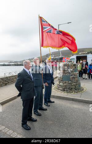 Norwegischer Tag wird im Shetland-Dorf Scalloway am Shetland Bus-Denkmal im Dorf auf der Westseite der Inseln gefeiert. Stockfoto