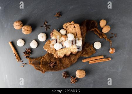 Verschiedene Weihnachtsgebäck, Gewürze und Nüsse Stockfoto