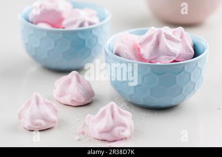 Rosa Baiser in hellblauen Schüsseln Stockfoto