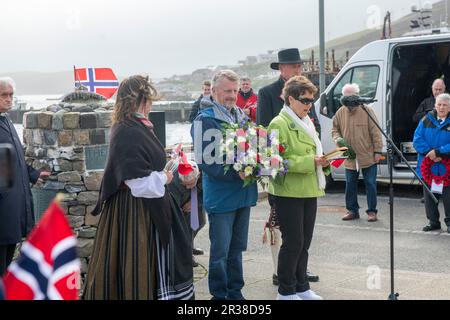 Norwegischer Tag wird im Shetland-Dorf Scalloway am Shetland Bus-Denkmal im Dorf auf der Westseite der Inseln gefeiert. Stockfoto