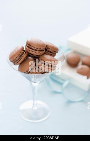 Schokoladenmakronen in einem langstieligen Glas Stockfoto