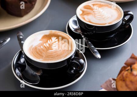 Flaches Weiß in zwei Tassen (Australien) Stockfoto