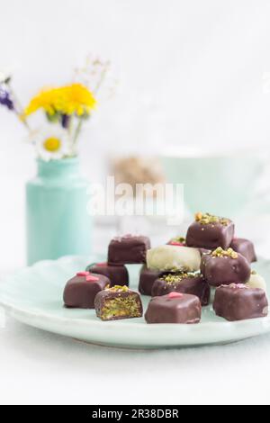 Schokoladenpralinen mit Pistazien und Marzipan Stockfoto