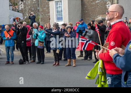 Norwegischer Tag wird im Shetland-Dorf Scalloway am Shetland Bus-Denkmal im Dorf auf der Westseite der Inseln gefeiert. Stockfoto
