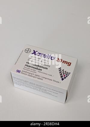 Prag, Tschechische Republik-5. Mai 2024: XARELTO Box von BAYER mit RIVAROXABAN Wirkstoff zur Vorbeugung und Behandlung von Blutgerinnseln Stockfoto