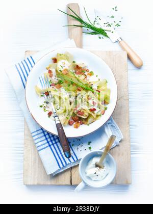 Spitzkohl mit saurer Sahne und Schnittlauch Stockfoto