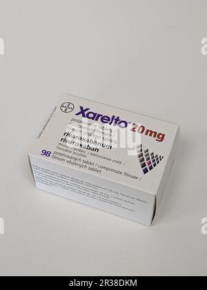 Prag, Tschechische Republik-5. Mai 2024: XARELTO Box von BAYER mit RIVAROXABAN Wirkstoff zur Vorbeugung und Behandlung von Blutgerinnseln Stockfoto