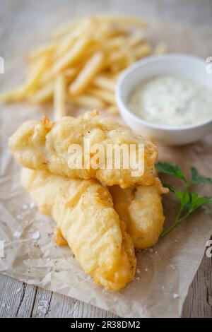 Fish and Chips mit Remoulade Stockfoto