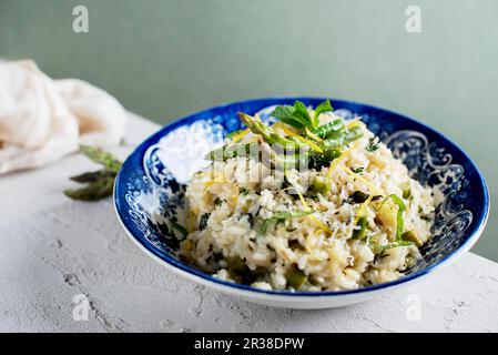 Spargelrisotto mit Zitronenschale Stockfoto