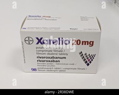 Prag, Tschechische Republik-5. Mai 2024: XARELTO Box von BAYER mit RIVAROXABAN Wirkstoff zur Vorbeugung und Behandlung von Blutgerinnseln Stockfoto