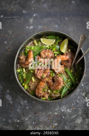 Gebratene Garnelen und Mangetout mit Nudeln (Asien) Stockfoto