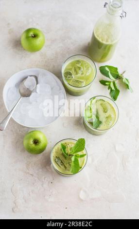 Grüner Saft mit Gurke, Sellerie, Minze und Ingwer Stockfoto