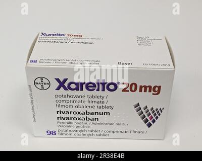 Prag, Tschechische Republik-5. Mai 2024: XARELTO Box von BAYER mit RIVAROXABAN Wirkstoff zur Vorbeugung und Behandlung von Blutgerinnseln Stockfoto