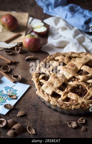 Apfelkuchen mit Walnüssen und Karamellsauce Stockfoto