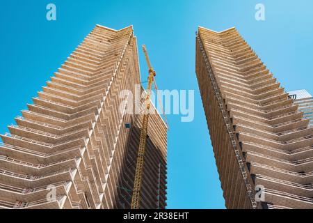 Baustelle für Wohngebäude mit Kran. Neu gebautes Apartmenthaus im Hochhaus und Wohngebäude Stockfoto