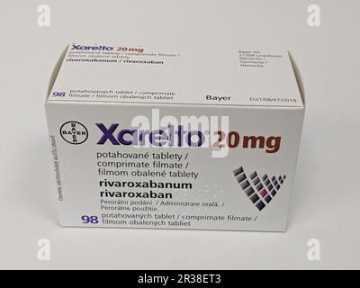 Prag, Tschechische Republik-5. Mai 2024: XARELTO Box von BAYER mit RIVAROXABAN Wirkstoff zur Vorbeugung und Behandlung von Blutgerinnseln Stockfoto