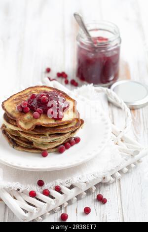 Spinat-Pfannkuchen mit Cranberry-Marmelade Stockfoto