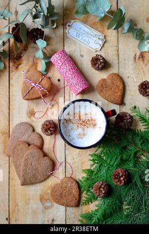 Weihnachtliches Lebkuchen und Kaffeetasse auf einem Holztisch Stockfoto