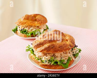 Brötchen mit Krabbenfleisch-Salat Stockfoto