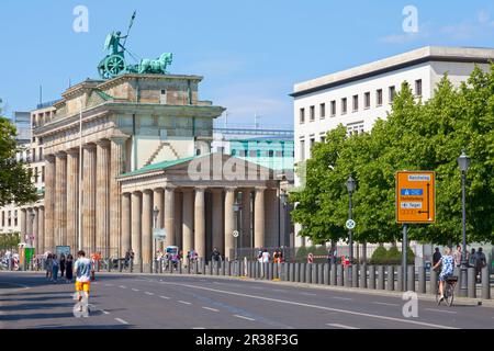 Berlin, Deutschland - Juni 02 2019: Das Brandenburger Tor ist ein neoklassizistisches Denkmal aus dem 18. Jahrhundert, erbaut auf Pruss-Orden Stockfoto