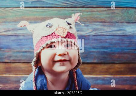 Kleines Baby in einen lustigen Hut Stockfoto