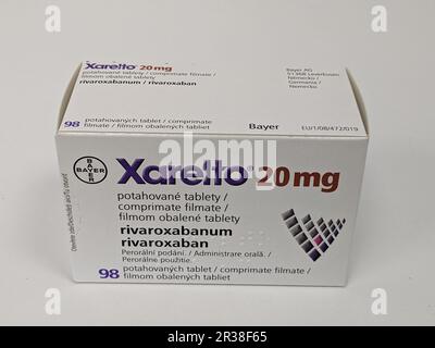 Prag, Tschechische Republik-5. Mai 2024: XARELTO Box von BAYER mit RIVAROXABAN Wirkstoff zur Vorbeugung und Behandlung von Blutgerinnseln Stockfoto