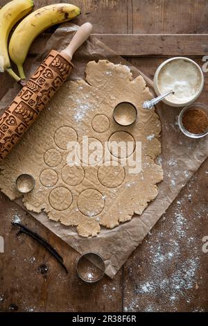 Veganer Keksteig mit gemustertem Rollnadel Stockfoto