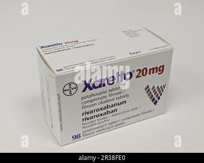 Prag, Tschechische Republik-5. Mai 2024: XARELTO Box von BAYER mit RIVAROXABAN Wirkstoff zur Vorbeugung und Behandlung von Blutgerinnseln Stockfoto