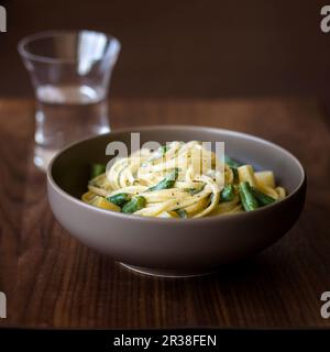 Linguine mit Gorgonzola, Kartoffeln, grünen Bohnen und Salbei Stockfoto