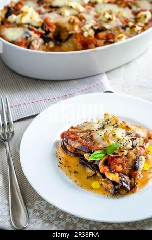 Parmigiana di melanzane mit Tomaten, Mozzarella, Oregano, Olivenöl, Basilikum und Ricotta Stockfoto