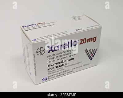 Prag, Tschechische Republik-5. Mai 2024: XARELTO Box von BAYER mit RIVAROXABAN Wirkstoff zur Vorbeugung und Behandlung von Blutgerinnseln Stockfoto