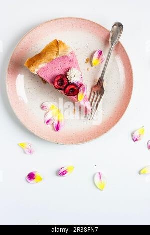 Kirschmousse-Torte mit Filo-Gebäck Stockfoto