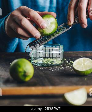 Eine Limette zerkleinern Stockfoto