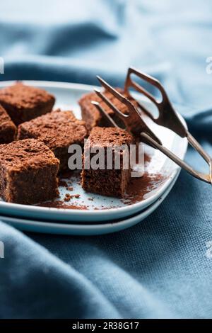 Vegane Schokolade Rum Kuchen, in Scheiben geschnitten Stockfoto