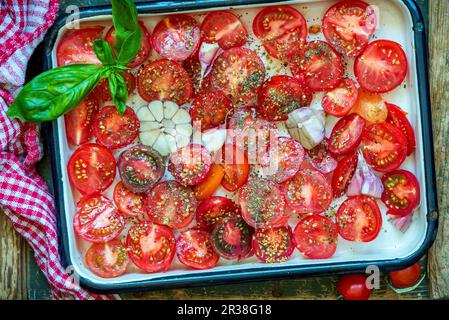 Tomaten in einer Dose vor dem Rösten Stockfoto