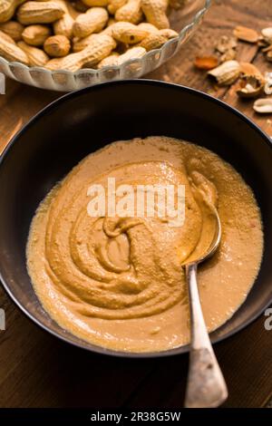 Hausgemachte Erdnussbutter in einer Schüssel mit einem Löffel Stockfoto